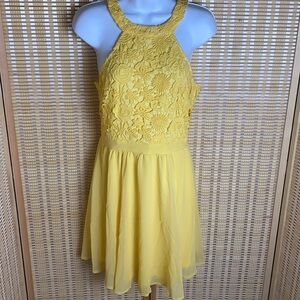 🔶Lulus Yellow Fit & Flare Floral Lace  Halter Neck Dress Size Medium NWT
